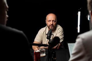 Kožený je zpátky při penězích, říká senátor. A popsal, jakou měl ochranu od Klause